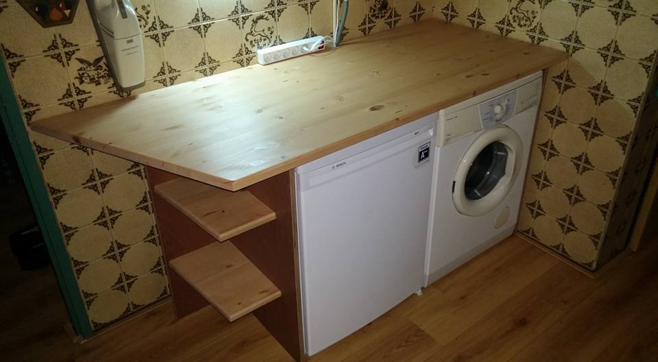 Meubel gemaakt en geplaats in een keuken over wasmachine/koelkast